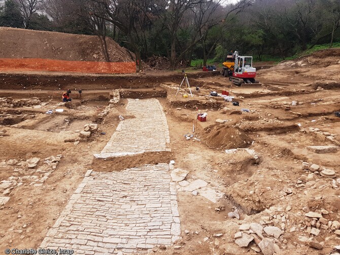 Voie pavée utilisée entre le Ier siècle avant notre ère et le IIe siècle.De riches vestiges d’un quartier urbain mis en place dès la Protohistoire (au IVᵉ siècle avant notre ère) et évoluant jusqu’à la fin du IIe siècle de notre ère ont été mis au jour de part et d'autres de la voie, à Nîmes (Gard), en 2021.