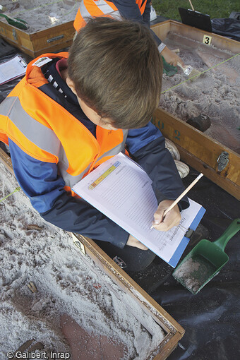 Animation de sensibilisation à l'archéologie. Atelier de fouille 