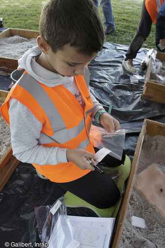 Animation de sensibilisation à l'archéologie. Atelier de fouille 