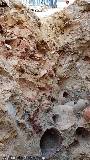 Stratigraphie d'amphores massaliètes (IVe siècle av. notre ère) dans une fosse mise au jour à Marseille (Bouches-du-Rhône) en 2021. Cette fosse a été utilisée pour rejeter des résidus d'un atelier de potier qui devait se situer à proximité.  
