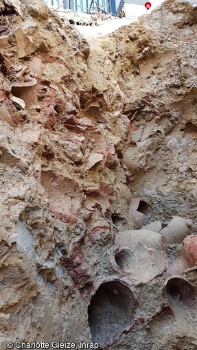 Stratigraphie d'amphores massaliètes (IVe siècle av. notre ère) dans une fosse mise au jour à Marseille (Bouches-du-Rhône) en 2021. Cette fosse a été utilisée pour rejeter des résidus d'un atelier de potier qui devait se situer à proximité.