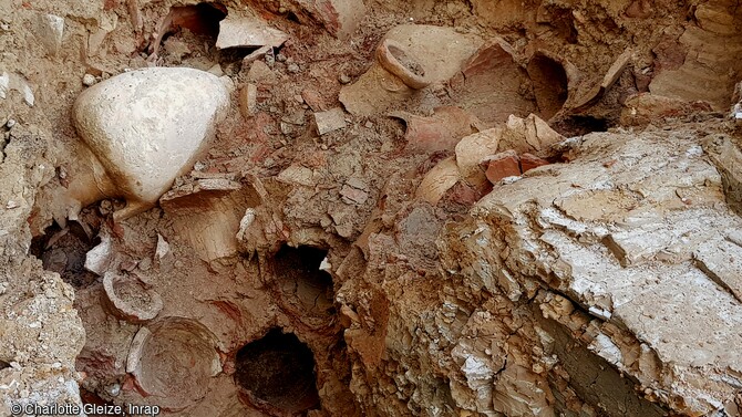 Mobilier massaliète (IVe siècle avant notre ère) découvert dans une fosse mise au jour à Marseille (Bouches-du-Rhône) en 2021. Cette fosse a été utilisée pour rejeter des résidus d'un atelier de potiers qui devait se situer à proximité. 