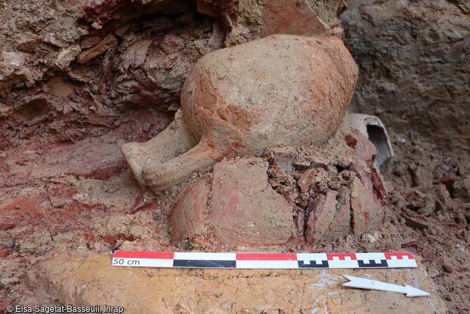 Amphore massaliète (IVe siècle av. notre ère) découverte dans une fosse mise au jour à Marseille (Bouches-du-Rhône) en 2021. Cette fosse a été utilisée pour rejeter des résidus d'un atelier de potiers qui devait se trouver à proximité. 
