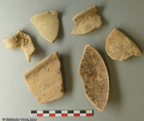 Fragments de céramiques à  pâte claire  fabriquées à Marseille. Les formes représentées, coupes et cruches correspondent à la vaisselle de table quotidiennement utilisée. Ces fragments ont été découverts dans une fosse d'époque grecque (IVe siècle av. notre ère) à Marseille (Bouches-du-Rhône) en 2021. Elle était utilisée pour rejeter des résidus d'un atelier de potier qui devait se trouver à proximité. 