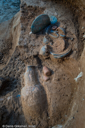 Poteries, objets en bronze et miroir en cours d'exhumation dans une tombe étrusque en hypogée (4e siècle av. notre ère) découverte à Aléria (Haute-Corse) en 2019.  