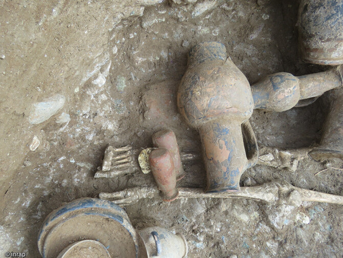 Vue des oenochoés (cruches) in situ présentant les peintures de production d'Etrurie (IVe siècle avant notre ère) dans la chambre funéraire mise au jour à Aléria (Haute-Corse). 