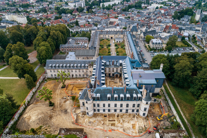 Vue générale de la fouille du château de Villers-Cotterêts (Aisne) en 2020. Ces fouilles ont permis de mettre au jour d'importants vestiges et de reconstituer en grande partie le plan du château médiéval de la Malmaison. A l'arrière du logis royal (16e siècle) les archéologues ont montré que le bâtiment Renaissance prenait appui sur la semelle du château médiéval, arasé au début du 16e siècle et qu'il était construit avec les pierres retaillées de l'ancien édifice. 