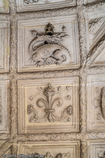 Détail du grand escalier à caissons, ornés de la salamandre, l'emblème de François 1er, du château de Villers-Cotterêts (Aisne). 