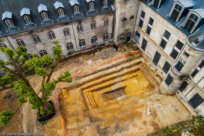 Fouilles en gradins à l'est du château de Villers-Cotterêts (Aisne) en 2020, construit par François 1er à partir de 1532. 