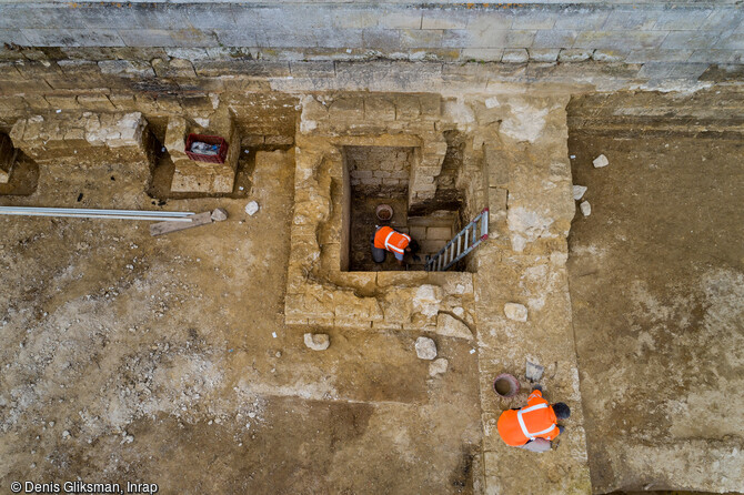 Vestiges de la tour carrée d'époque médiévale, arasée au 16e siècle à l'arrière du logis royal du château de Villers-Cotterêts (Aisne). 