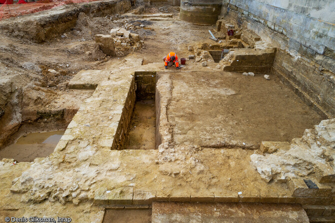 Vestiges de la tour carrée d'époque médiévale, arasée au 16e siècle à l'arrière du logis royal du château de Villers-Cotterêts (Aisne).