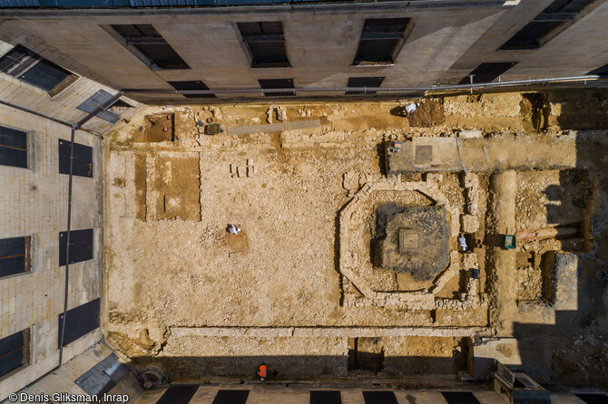 Vue zénithale de la cour de l'ancien logis de François 1er dans laquelle a été aménagé un jeu de paume, en cours de fouille au château de Villers-Cotterêts (Aisne). Par ses dimensions de 39 m sur près de 18 m de large, la salle de Villers-Cotterêts constitue  le prototype   des jeux de paume qui seront construits par la suite. Ils sont ceinturés de murs, bordés de galeries pour accueillir les spectateurs. 