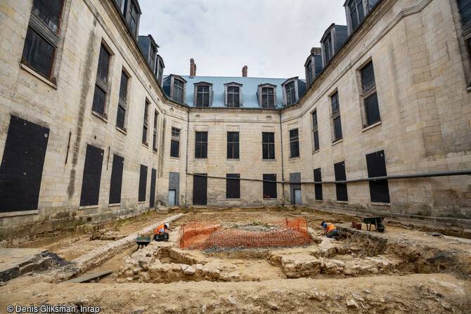 Vue de la cour de l'ancien logis de François 1er dans laquelle a été aménagé un jeu de paume, en cours de fouille au château de Villers-Cotterêts (Aisne). Par ses dimensions de 39 m sur près de 18 m de large, la salle de Villers-Cotterêts constitue  le prototype   des jeux de paume qui seront construits par la suite. Ils sont ceinturés de murs, bordés de galeries pour accueillir les spectateurs.