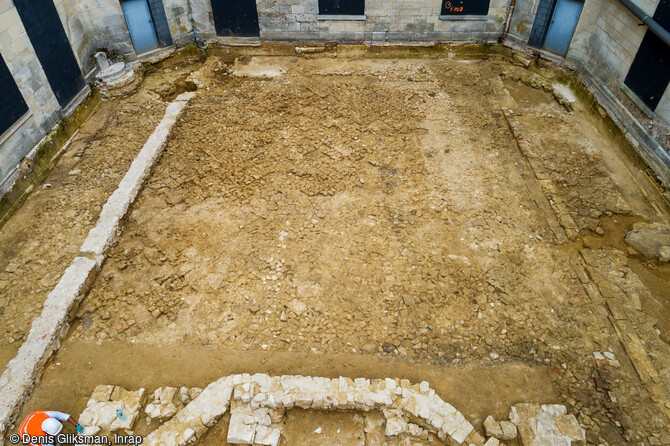 Fouille de l'ancien jeu de paume dans l'ancien logis de François 1er au château de Villers-Cotterêts (Aisne)en cours de fouille. Les archéologues ont mis au jour les traces des galeries des spectateurs, ainsi que le terrain de jeu. 
