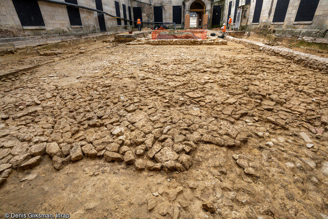 Le pavement de l'aire de jeu ou  carreau  du jeu de paume en cours de fouille dans le château de Villers-Cotterêts (Aisne) datant du 16e siècle, en 2020. 