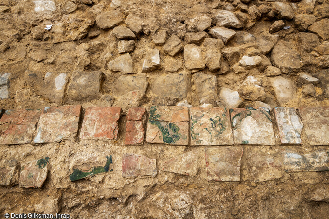 Dégagement d'éléments du dallage de terre cuite de l'aire de jeu ou  carreau  du jeu de paume datant du 16e siècle du château de Villers-Cotterêts (Aisne). 