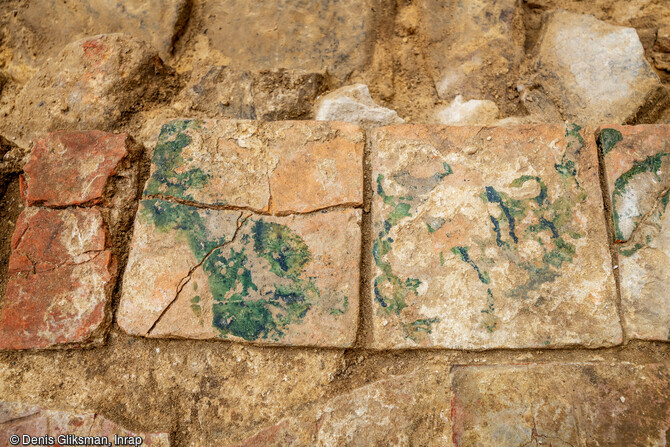 Restes de décoration du dallage de terre cuite de l'aire de jeu du jeu de paume (16e siècle), mis au jour dans le château de Villers-Cotterêts (Aisne). 