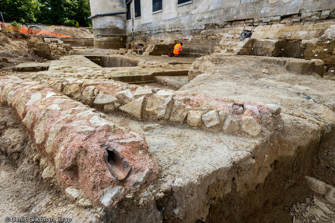 Vestiges des canalisations avec tuyauteries de l'époque médiévale, à l'arrière du logis royal du château de Villers-Cotterêts (Aisne) reconstruit par François 1er à partir de 1532.