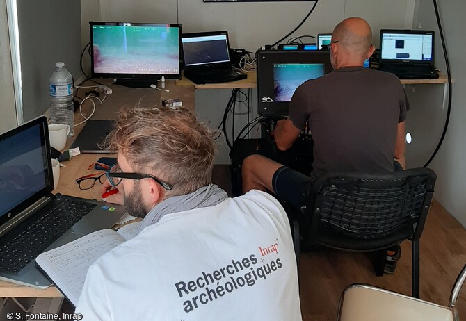 Salle de contrôle du ROV lors d'expertise de cibles immergées.