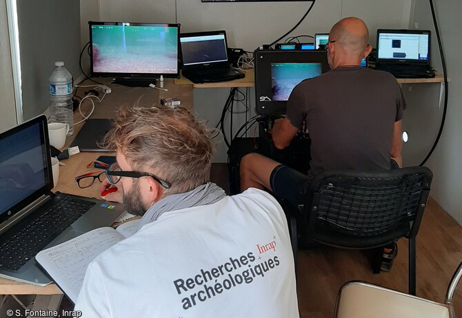 Salle de contrôle du ROV lors d'expertise de cibles immergées.