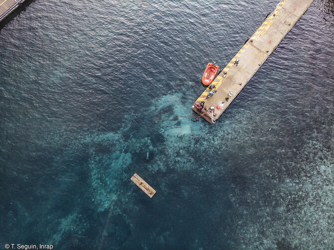 Vue aérienne du sondage en cours de fouille au niveau des débarcadères de l'île Sainte Marguerite (Cannes), à l'emplacement où une épave antique a été déclaré dans les années 70.