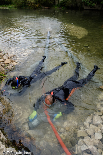 Deux plongeurs réalisant un sondage en eaux peu profondes à l'aide d'aspirateurs à sédiments à Saint-Simon dans la Charente.