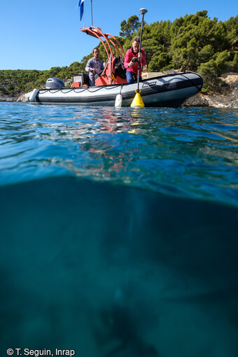 Dans la calanque de Port-Miou, le topographe relève depuis le bateau, au moyen d'un GPS différentiel, l'emplacement des sondages et du mobilier découvert.