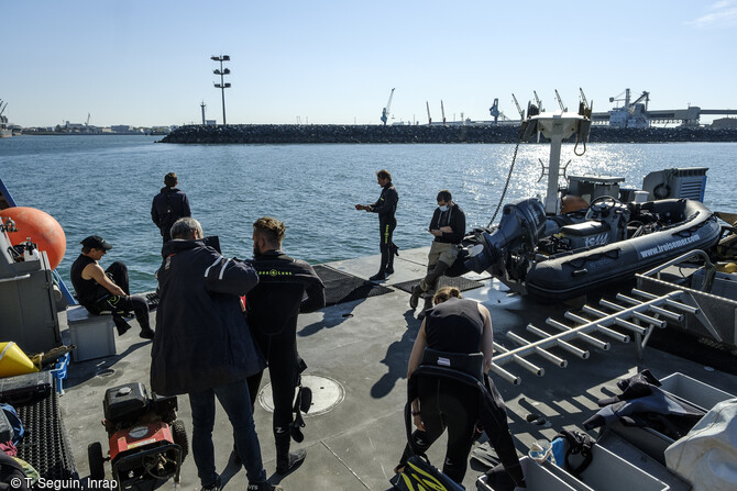 À bord du Penzer (TSM - Iroise Mer) dans l'avant-port de La Rochelle, préparation des plongeurs pour une plongée d'expertise sur l'une des cibles sélectionnées comme potentiellement anthropiques à partir des données géophysiques.