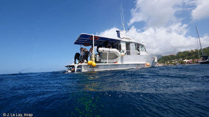 Le navire Anao, support de plongée martiniquais, au mouillage au large de Saint-Pierre, avant immersion des plongeurs.