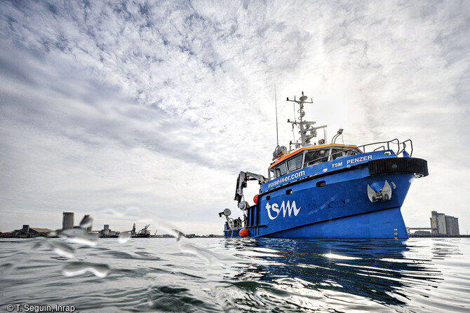 Le TSM Penzer, à la sortie du port de La Rochelle, prêt à laisser remonter à son bord les archéologues après une plongée d'expertise.