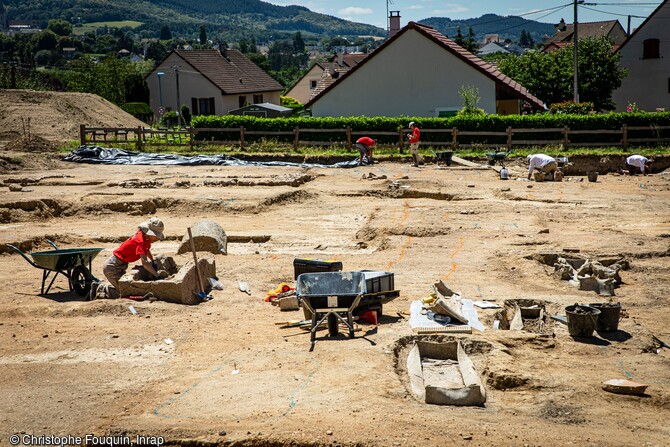 Vue générale du chantier de la nécropole de l'Antiquité tardive à Autun (Saône-et-Loire) en 2020. A droite des cercueils en plomb, à gauche des sarcophages, et en arrière-plan, on distingue les fondations d'un ancien mausolée. 