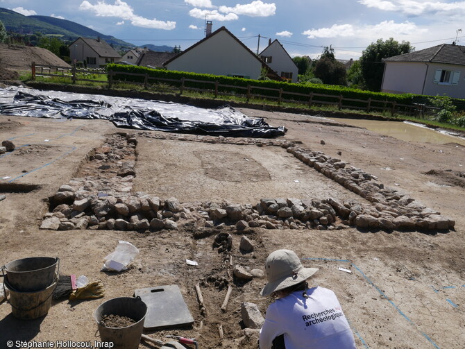 Mur des fondations du mausolée de la nécropole de l'Antiquité tardive à Autun (Saône-et-Loire) en cours de fouille en 2020. Bâtiment rectangulaire, construit au sein duquel se trouve une tombe qui probablement correspond à un personnage important du site. 