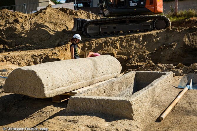 Sarcophage en pierre ouvert, le couvercle est posé à côté de la cuve , découvert au sein d'une nécropole de l'Antiquité tardive à Autun (Saône-et-Loire) en 2020. 