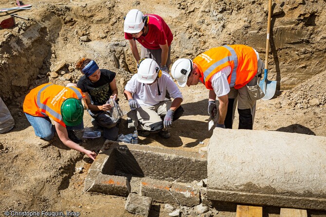 Ouverture d'un sarcophage en pierre au sein de la nécropole datant de l'Antiquité tardive à Autun (Saône-et-Loire) en 2020. 