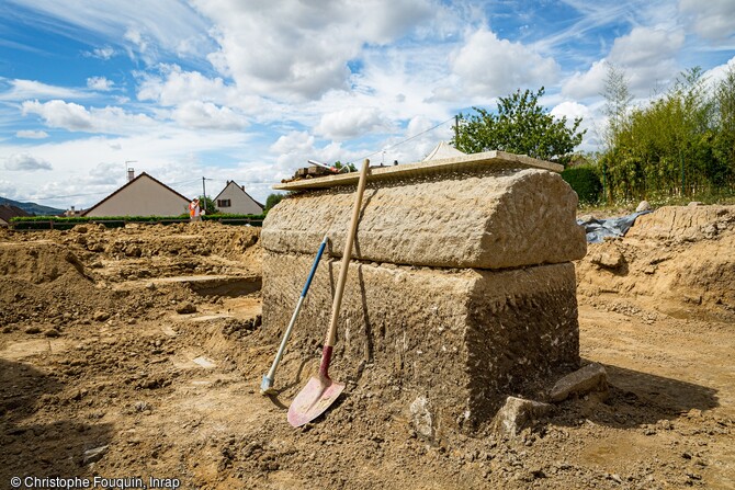 Sarcophage en grès en attente d'ouverture au sein de la nécropole de l'Antiquité tardive à Autun (Saône-et-Loire) en 2020. Ce sarcophage contenait le cercueil en plomb présumé hermétique, qui a ensuite fait l'objet d'une ouverture très encadrée. 