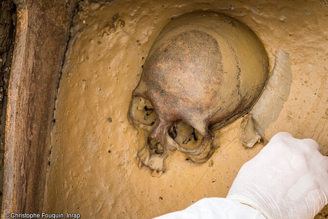 Dégagement du crâne du squelette après l'ouverture du cercueil en plomb présumé hermétique mis au jour sur la nécropole de l'Antiquité tardive à Autun (Saône-et-Loire) en 2020. 