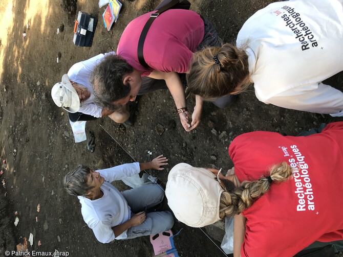 Echange et observation avec Andrea Di Muro, vulcanologue (IPGP) lors de la fouille du Puits des Anglais à Saint-Philippe (La Réunion). 