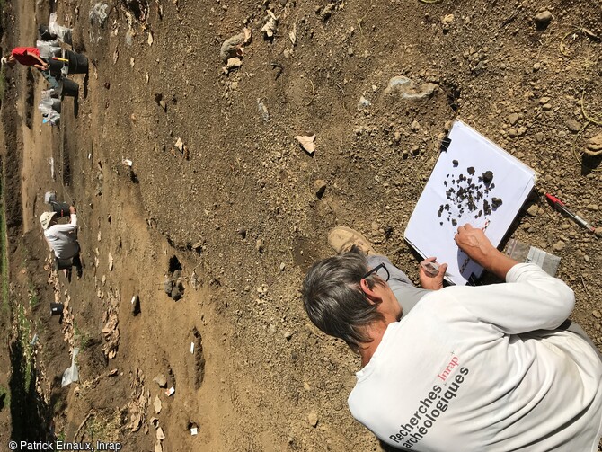 Tri des déchets sidérurgiques du Puits des Anglais à Saint-Philippe (La Réunion). 