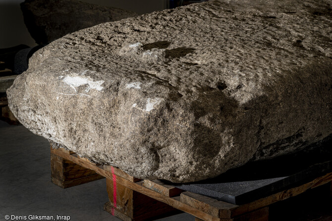 Détail d'un des menhirs mis au jour en 2019 à Veyre-Monton (Puy-de-Dôme). Il se distingue par la nature calcaire de sa roche et par le fait qu'il soit sculpté. Grossièrement anthropomorphe, la statue présente une éminence arrondie, posée sur des épaules sommairement dégrossies, ainsi que deux petits seins. Cette statue-menhir est, actuellement, le seul exemplaire connu en Auvergne.