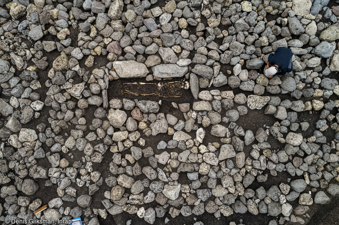 Cairn en cours de fouille en 2019 à Veyre-Monton (Puy-de-Dôme). Ce cairn de 14 m de long et 6,5 m de large, quadrangulaire, est construit autour d'une tombe. Cette sépulture accueille les restes d'un homme de grande taille. Son corps était protégé par un réceptacle de bois aujourd'hui disparu, entouré et calé de blocs. Au vu de leurs dimensions, certains de ces blocs peuvent correspondre à des menhirs déplacés, voire même volontairement fragmentés.