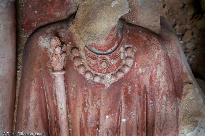 Fragment de personnage avec sceptre et collier provenant du jubé médiéval de la cathédrale Notre-Dame de Paris et découvert sous son dallage, en 2022.Le sol de la croisée du transept a révélé des vestiges d’une qualité scientifique remarquable.