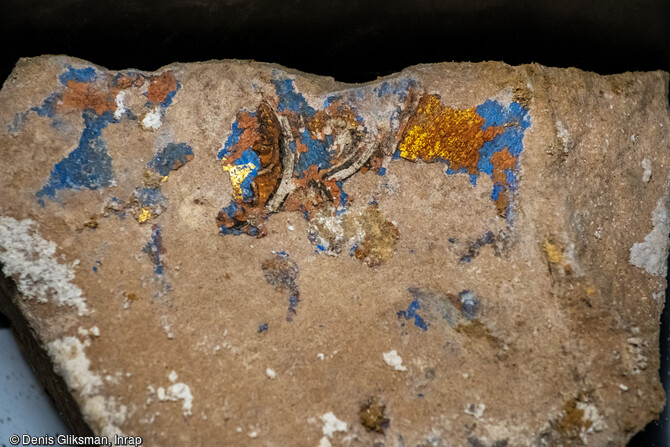 Éléments du jubé médiéval (mur de clôture qui séparait le cœur et la nef) avec peinture bleue rehaussée d’or, découverts sous le dallage de la cathédrale Notre-Dame de Paris, en 2022.  Le sol de la croisée du transept a révélé des vestiges d’une qualité scientifique remarquable.