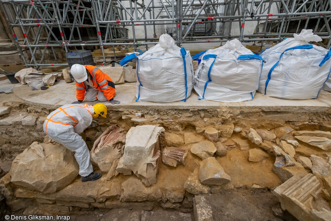 Éléments du jubé médiéval (mur de clôture qui séparait le cœur et la nef), en cours de fouille retrouvés sous le sol de la croisée du transept de la cathédrale Notre-Dame de Paris, en 2022. À l’arrière-plan, les big bags contenant les déblais de la fouille.  Le sol a révélé des vestiges d’une qualité scientifique remarquable.