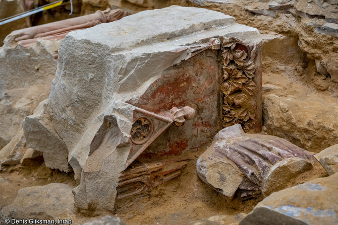 Détail des blocs sculptés du jubé (mur de clôture qui séparait le cœur et la nef) du XIIIe s. détruit au début du XVIIIe s.  retrouvés sous le sol de la croisée du transept de la cathédrale Notre-Dame de Paris, en 2022.  Son sol a révélé des vestiges d’une qualité scientifique remarquable.