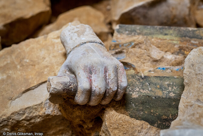 Détail d’une main provenant du jubé médiéval (mur de clôture qui séparait le cœur et la nef) retrouvée sous le sol de la croisée du transept de la cathédrale Notre-Dame de Paris, en 2022.  Son sol a révélé des vestiges d’une qualité scientifique remarquable.