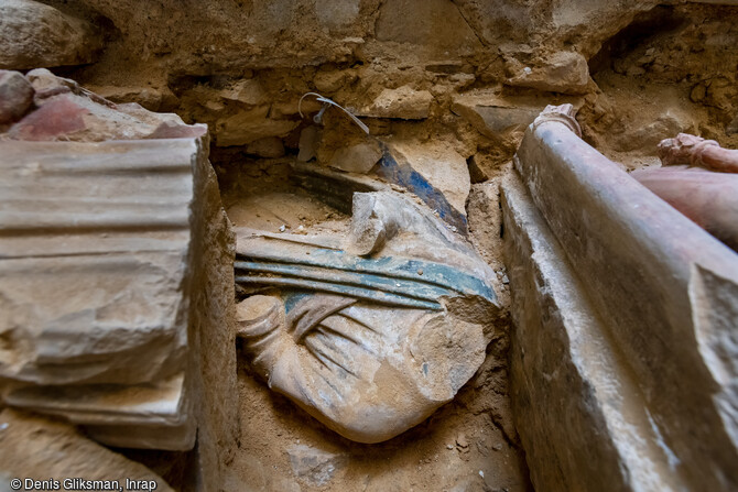 Torse d’une statue en cours de dégagement provenant du jubé médiéval (mur de clôture qui séparait le cœur et la nef) retrouvé sous le sol de la croisée du transept de la cathédrale de Notre-Dame de Paris, en 2022.  Son sol a révélé des vestiges d’une qualité scientifique remarquable.