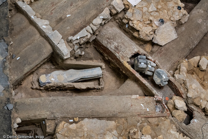 Vue du sarcophage en plomb entouré des carneaux de chauffage du XIXe s. découvert sous le sol de la croisée du transept de la cathédrale Notre-Dame de Paris en 2022.  Son sol a révélé des vestiges d’une qualité scientifique remarquable.  