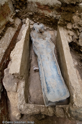 Sarcophage en plomb dans une cuve maçonnée découvert sous le sol de la croisée du transept de la cathédrale Notre-Dame de Paris en 2022.Son sol a révélé des vestiges d’une qualité scientifique remarquable.  