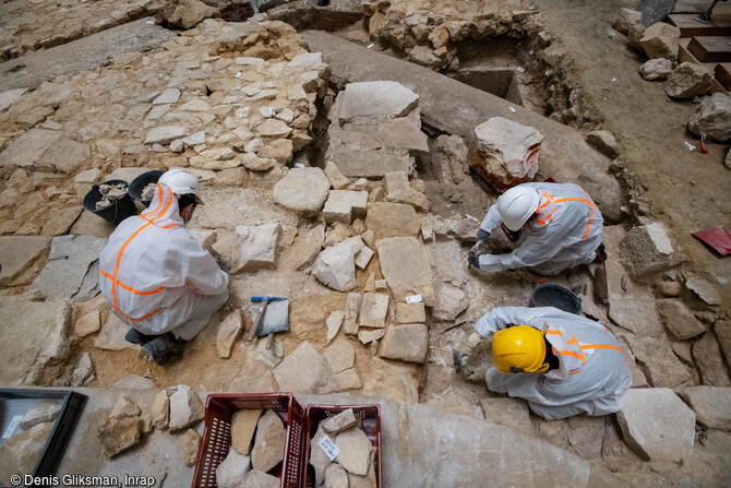 Dégagement des premiers éléments sculptés du jubé du XIIIes.(détruit au début du XVIIIe s), découverts sous le sol de la croisée du transept de la cathédrale Notre-Dame de Paris, en 2022. 