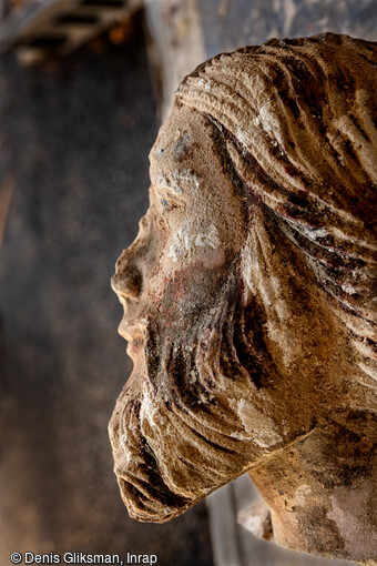 Tête provenant du jubé médiéval (mur de clôture qui séparait le cœur et la nef) retrouvée sous le sol de la croisée du transept de la cathédrale Notre-Dame de Paris, en 2022.Son sol a révélé des vestiges d’une qualité scientifique remarquable.  